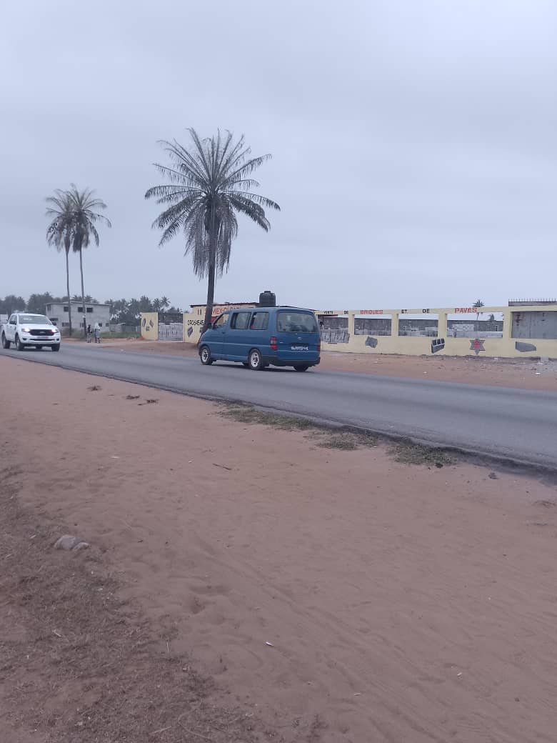 TERRAIN TRÈS TRÈS BIEN PLACÉ EN BORDURE DE LA GRANDE VOIE DE BASSAM 